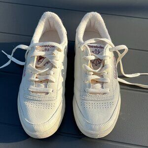 Like new Reebok Club C Women’s Shoes Men's 6 (Women's size 7.5)